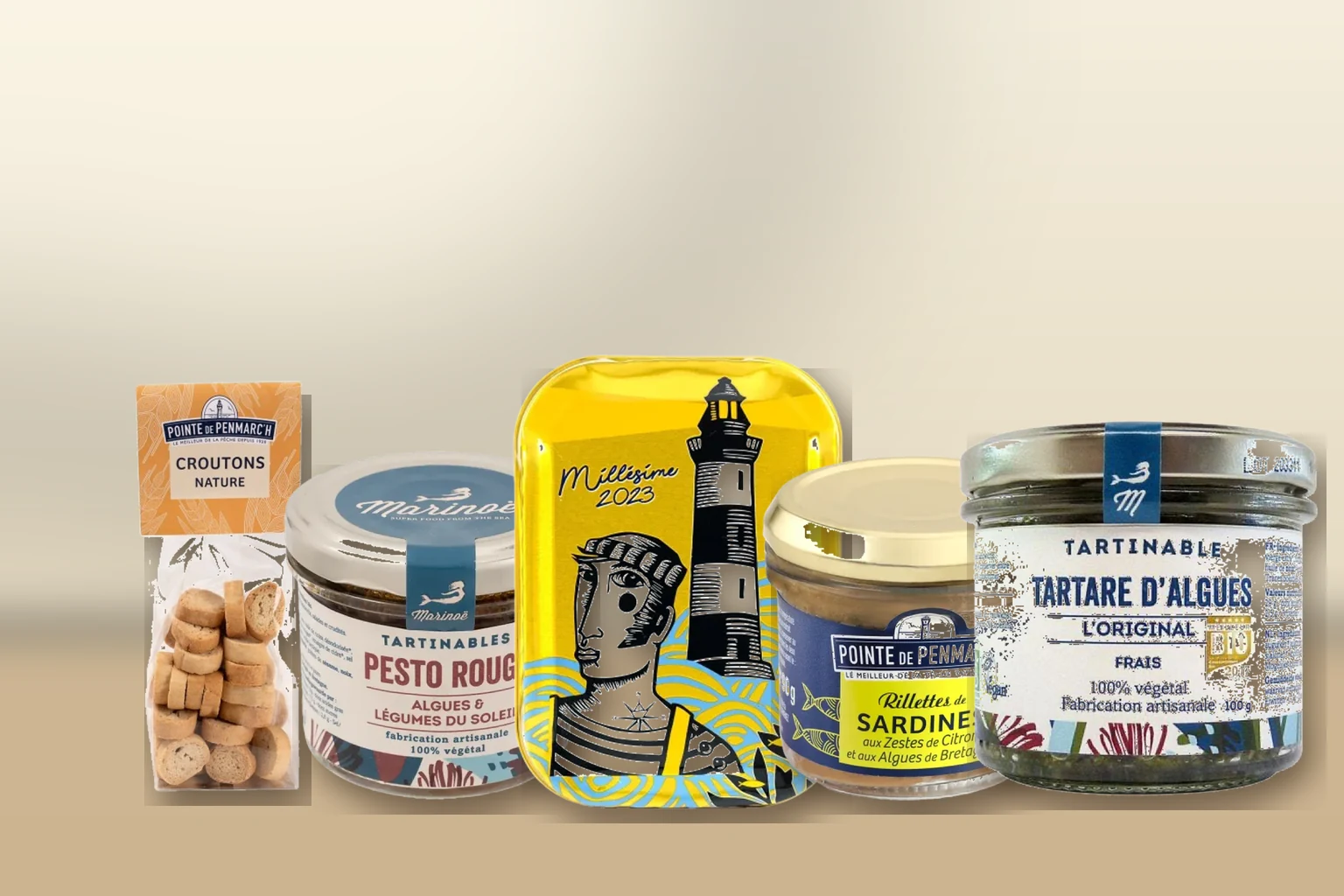 Conserves, rillettes et pestos de l'épicerie fine sur un plan de travail clair.